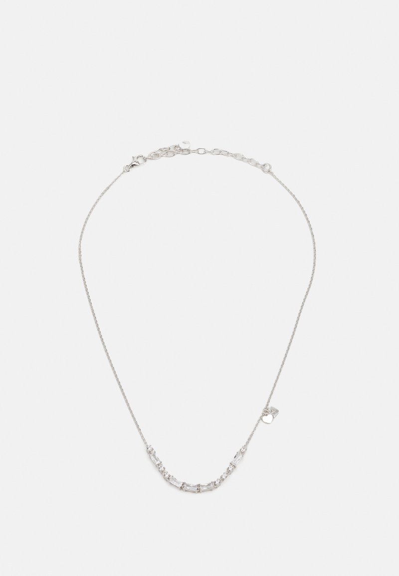 Silverkedja med rektangulära och runda klara ädelstenar med en polerad yta, justerbar längd och en liten tagg som accent.