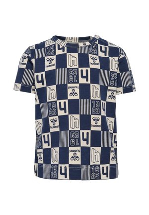 Marineblå bomulds t-shirt med et grafisk design af hvide firkanter, tal og mærkenavnet "hummel" i forskellige mønstre. Korte ærmer.