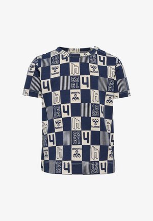 Granatowa bawełniana koszulka z krótkim rękawem z nadrukiem, który zawiera białe kwadraty, liczby oraz nazwę marki "hummel" w różnych wzorach.