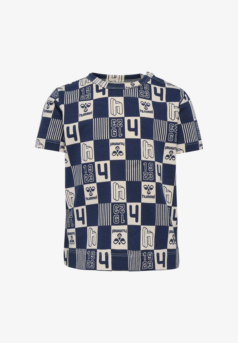 Marinblå bomullströja med grafisk design bestående av vita rutor, siffror och varumärket "hummel" i olika mönster. Korta ärmar.