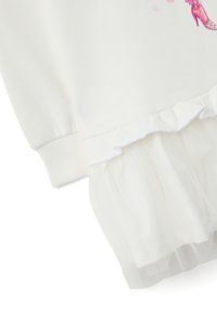 Sudadera blanca con textura suave, con un dobladillo de tul fruncido y un diseño estampado de tacones altos rosas y detalles florales.