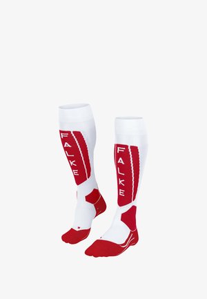 Rote und weiße knielange Socken mit strukturierten Mustern, das "FALKE"-Logo deutlich sichtbar, verstärkte Zehen und gepolsterte Sohlen.