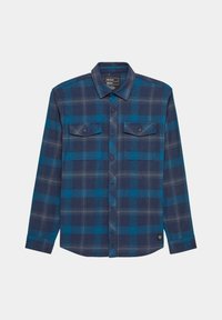 Camisa de hombre de manga larga en un diseño de cuadros en azul oscuro y verde azulado, con dos bolsillos en el pecho, cierre de botones y una etiqueta con el logo en el dobladillo.