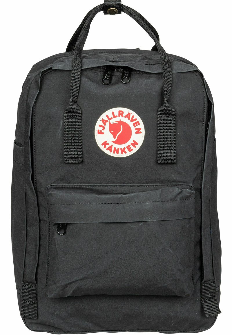 Svart Fjällräven Kanken ryggsekk med rektangulær form, frontlomme med glidelås og en sirkulær logo med en rød rev. Teksturert stoff.