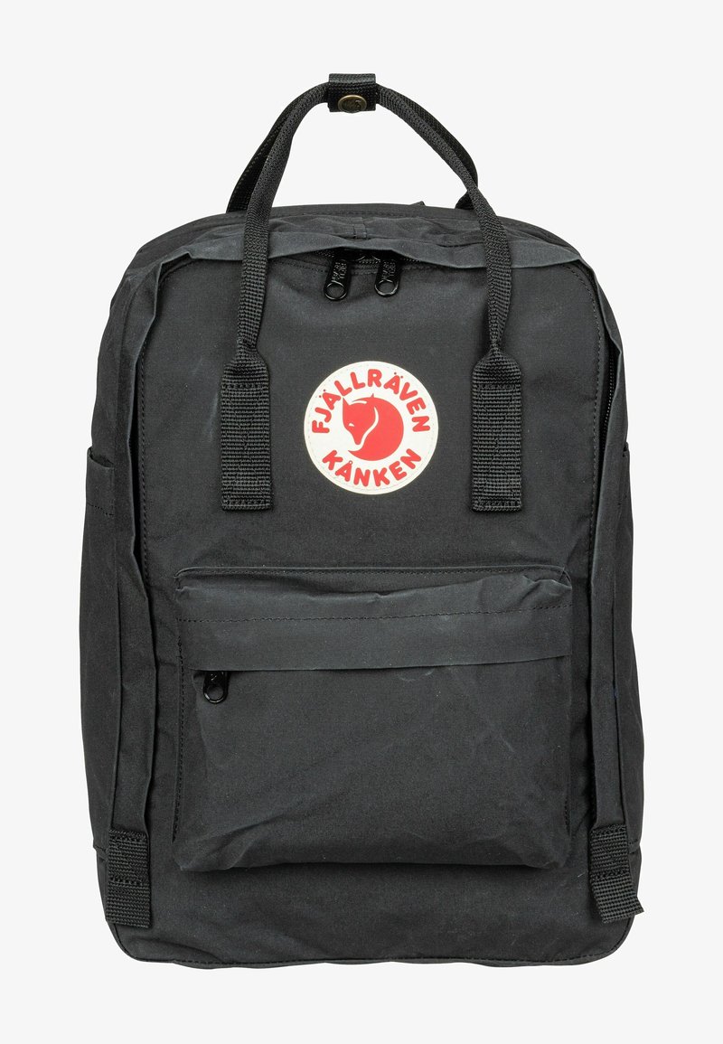 Zwarte Fjällräven Kanken rugzak met een rechthoekige vorm, een voorzak met rits en een cirkelvormig logo met een rode vos. Gelaagd stof.