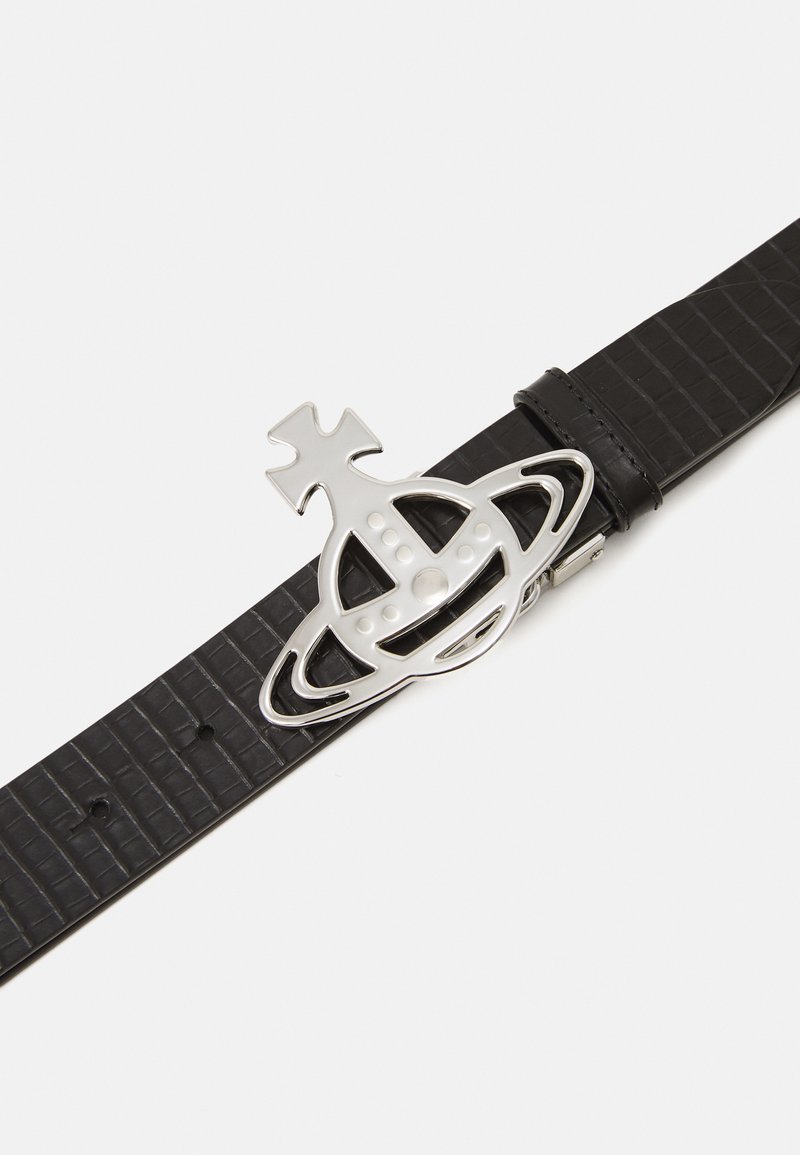 Ceinture en cuir noir avec un motif texturé, dotée d'une boucle métallique argentée en forme d'orbite avec un accent en croix.
