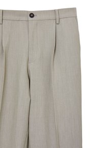 Helle graue Hose aus glattem Stoff, mit einem Knopfverschluss, Gürtelschlaufen und vorderen Falten für eine maßgeschneiderte Passform.