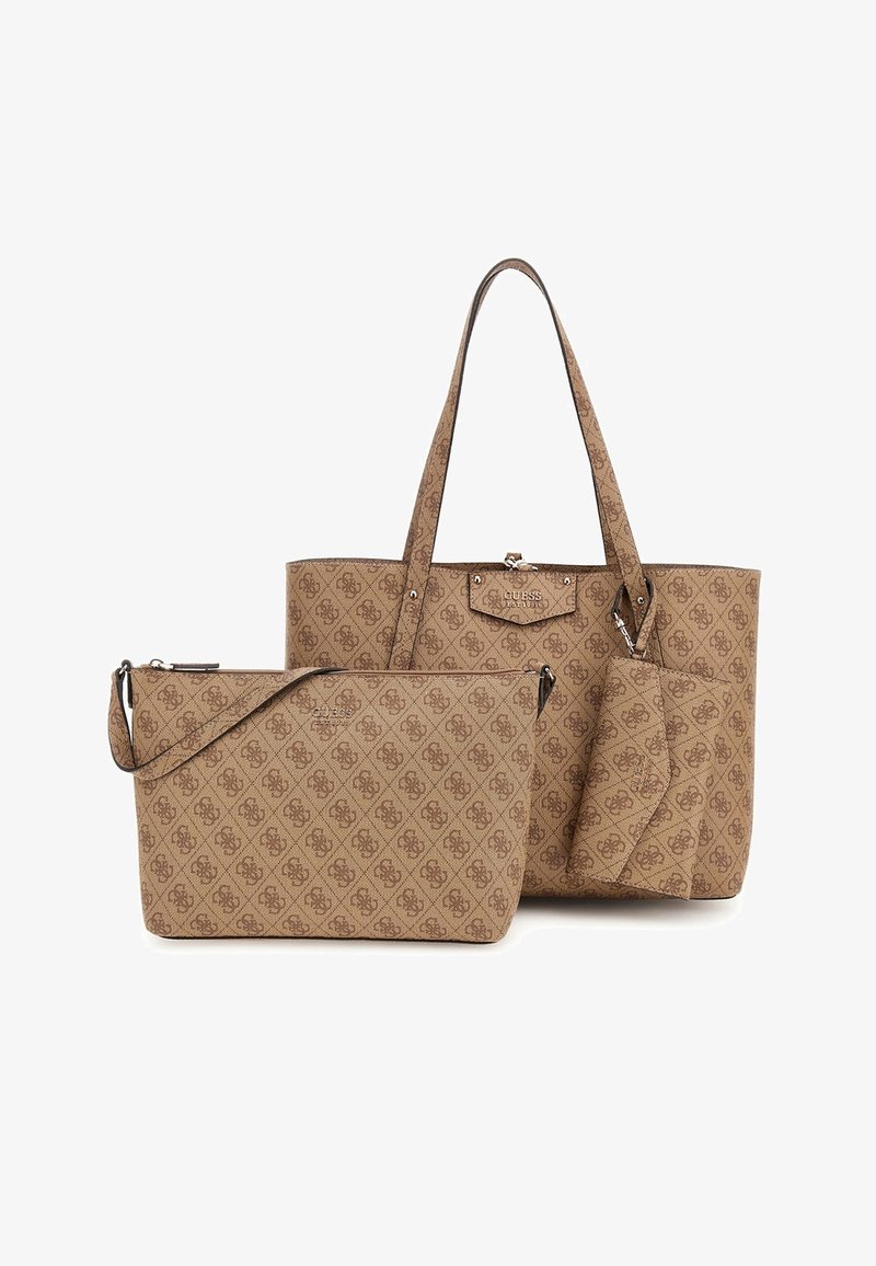 Sac fourre-tout marron avec pochette détachable assortie et petite étiquette, tous ornés d'un motif répétitif de logo et de plaques métalliques de la marque.