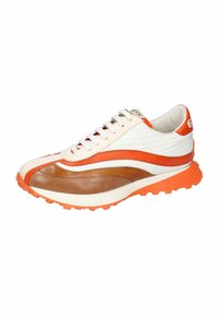 Schnürsneaker aus einer Mischung aus weißem, orangefarbenem und braunem Leder. Verfügt über eine strukturierte Gummisohle und gewellte Designelemente an den Seiten.