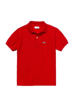 Rød polo t-shirt med korte ærmer, krave, to-knaps lukning og lille grønt krokodille-logo på venstre bryst.