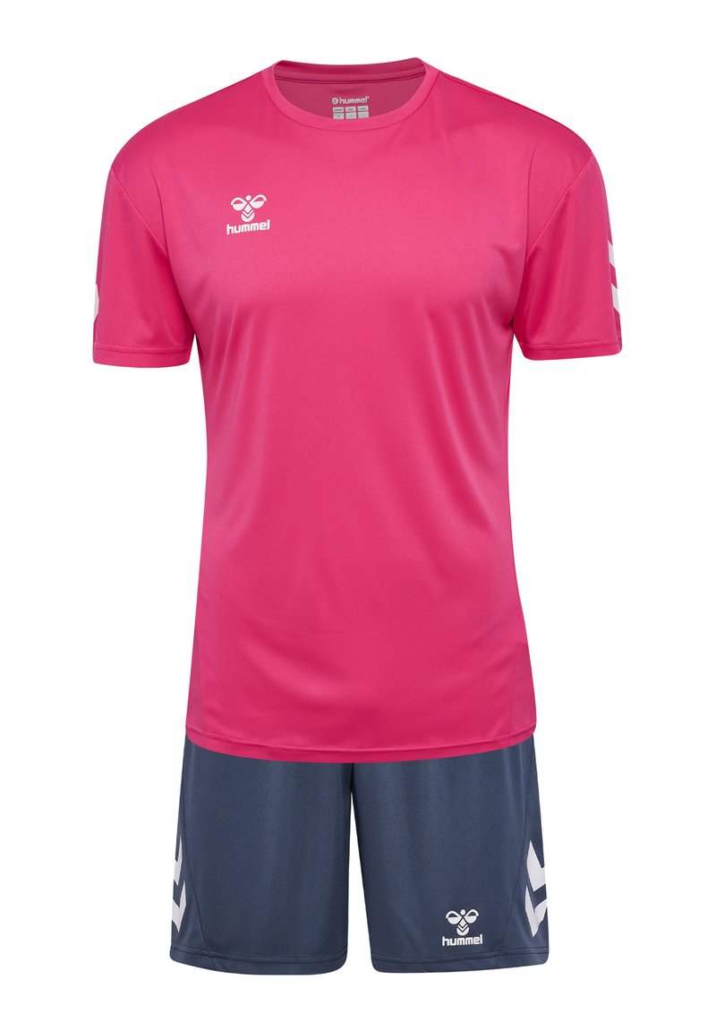 Roze sportshirt met korte mouwen, gecombineerd met marineblauwe shorts. Beschikt over een wit logo en chevrons op de mouwen, gemaakt van lichtgewicht materiaal.
