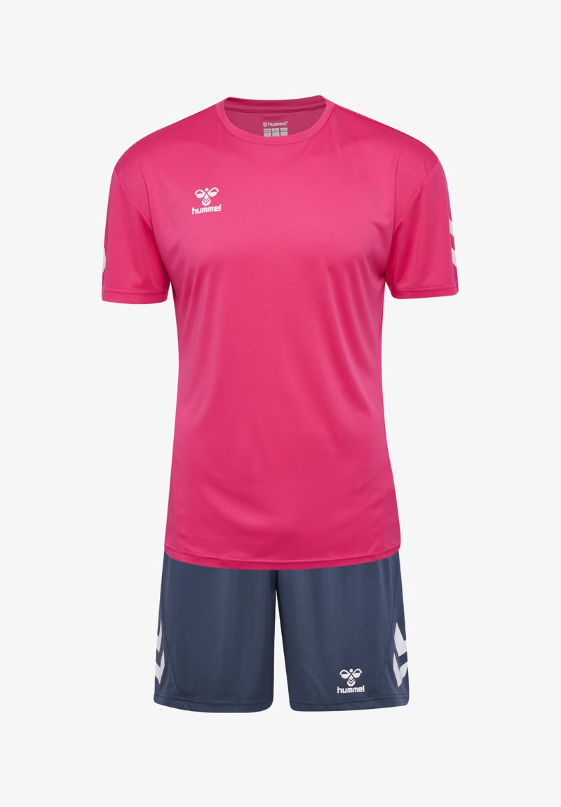 Roze sportshirt met korte mouwen, gecombineerd met marineblauwe shorts. Beschikt over een wit logo en chevrons op de mouwen, gemaakt van lichtgewicht materiaal.