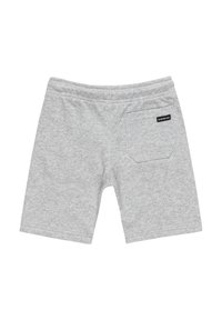 Pantalones cortos de algodón gris con una textura suave, cinturilla elástica y un único bolsillo trasero con una pequeña etiqueta. Diseño recto, de longitud hasta la rodilla.