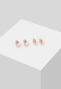 Pendientes de botón en oro rosa con un diseño circular y suave. Disponibles en dos tamaños, cada uno con un cierre seguro.