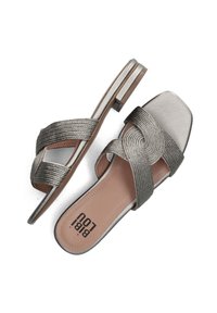 Zilveren gevlochten sandalen met een vierkante neus en een lage hak. Gladde bovenkant, gevoerd voetbed en een gestructureerd ontwerp van de band.