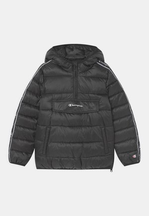 Veste à capuche noire matelassée avec demi-fermeture éclair, rabat de poche avant avec logo "Champion" et bandes de marque le long des manches.