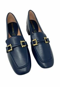 Mocassini in pelle blu navy con design a punta quadrata, fibbie in tonalità oro e dettagli di cuciture sottili sulla tomaia.