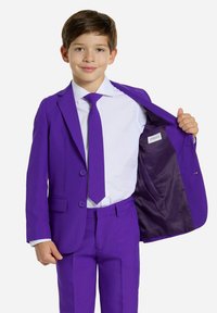 Traje morado con dos botones, corbata a juego y camisa blanca. Forro interior de satén morado. Diseño ajustado con pantalones de corte recto.