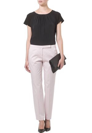 Haut noir à manches capes, design plissé ; pantalon tailleur rose clair ; pochette noire ; talons hauts noirs. Texture lisse tout au long.