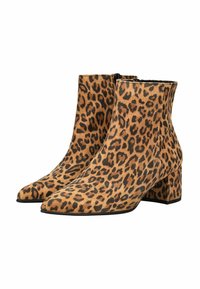 Bottes chelsea à imprimé léopard en suède, avec un bout pointu et un talon épais, présentant une texture lisse et des accents noirs.