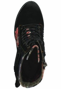 Stivale alla caviglia in suede nero con design floreale multicolore, cuciture a contrasto, punta rotonda e chiusura con zip laterale.