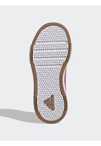 Suola della scarpa Adidas con una superficie in gomma bianca testurizzata e un motivo a nido d'ape, con accenti marroni e testo "NON MARKING" sul lato.