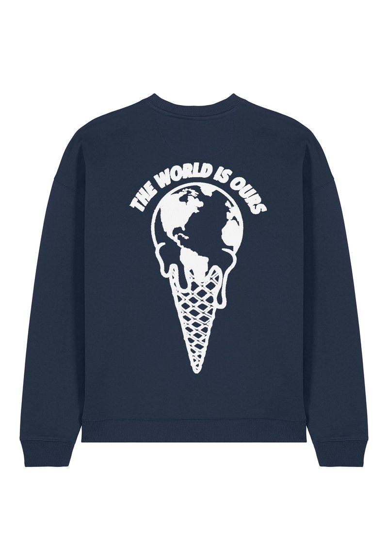 Felpa blu navy con una grafica bianca di un globo che si scioglie e un cono gelato, con la scritta "IL MONDO È NOSTRO" sopra il design.