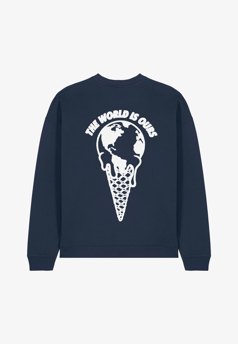 Marine sweatshirt met een witte afbeelding van een smeltende wereldbol en ijsje, met de tekst "DE WERELD IS VAN ONS" boven het ontwerp.