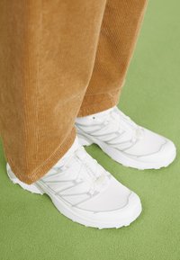 XT PATHWAY 2 UNISEX - Trainers - white/metal