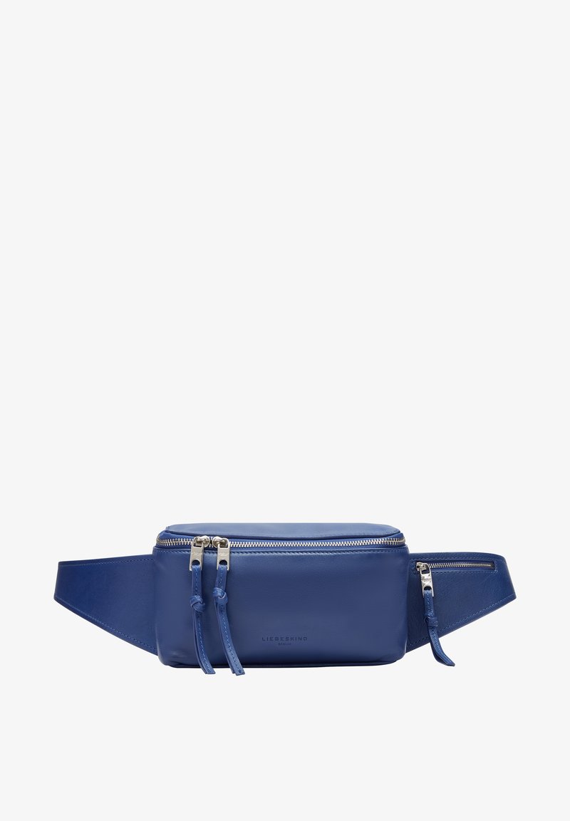 Sac banane en cuir bleu avec deux compartiments zippés, design plat et bandoulière amovible. Présente des accessoires en métal argenté et un branding discret.