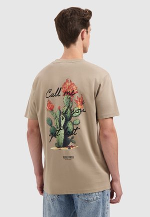 REGULAR FIT CREWNECK  - Print T-shirt - taupe