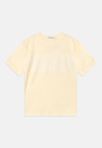 Gul bomull t-skjorte med korte ermer, med en horisontal stripe over brystet som har den preget teksten "Calvin Klein Jeans."