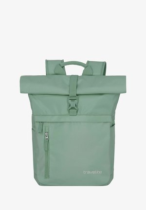 Groene roll-top rugzak gemaakt van duurzaam materiaal, met een ritszak aan de zijkant, verstelbare schouderbanden en een handvat aan de bovenkant.
