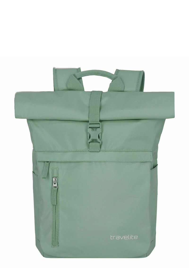 Groene roll-top rugzak gemaakt van duurzaam materiaal, met een ritszak aan de zijkant, verstelbare schouderbanden en een handvat aan de bovenkant.