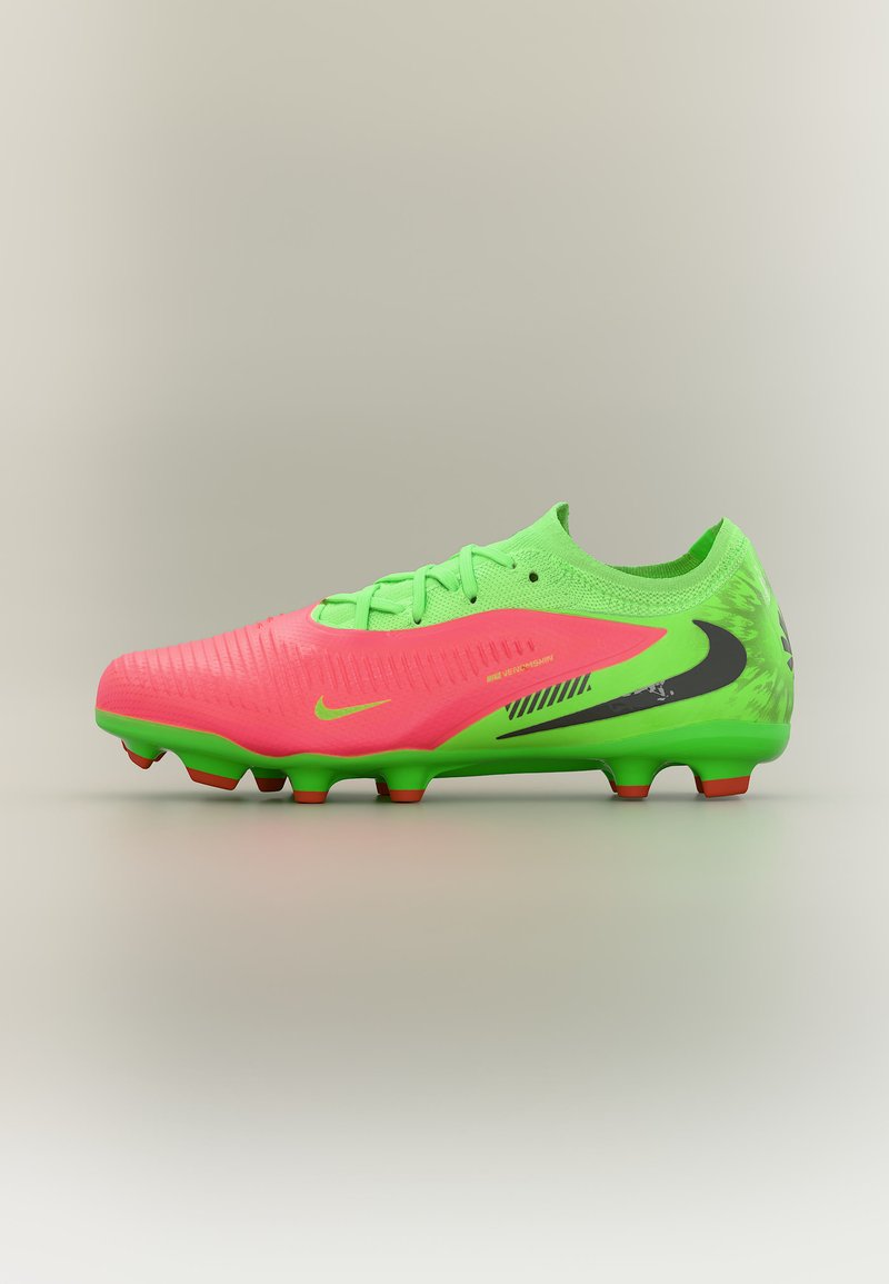 Φωτεινό πράσινο και ροζ ποδοσφαιρικό παπούτσι Nike με μαύρο λογότυπο swoosh και σόλα με εμφυτεύματα σε ουδέτερο φόντο, πλάγια όψη.