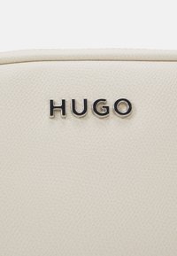 HUGO CHRIS CROSSBODY - Keresztpántos táska - open white