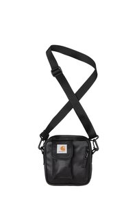 Borsa a tracolla nera realizzata in tessuto resistente, dotata di una tasca frontale con logo, chiusura con zip e tracolla regolabile. Forma rettangolare compatta.
