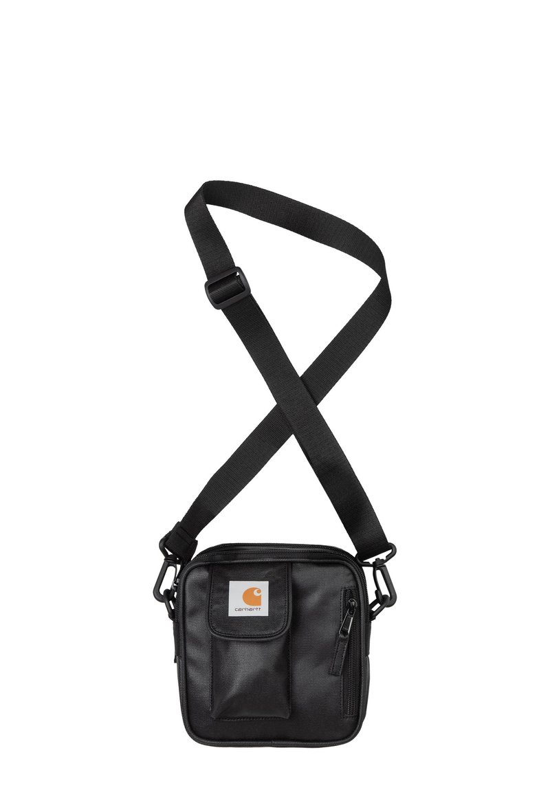 Borsa a tracolla nera realizzata in tessuto resistente, dotata di una tasca frontale con logo, chiusura con zip e tracolla regolabile. Forma rettangolare compatta.