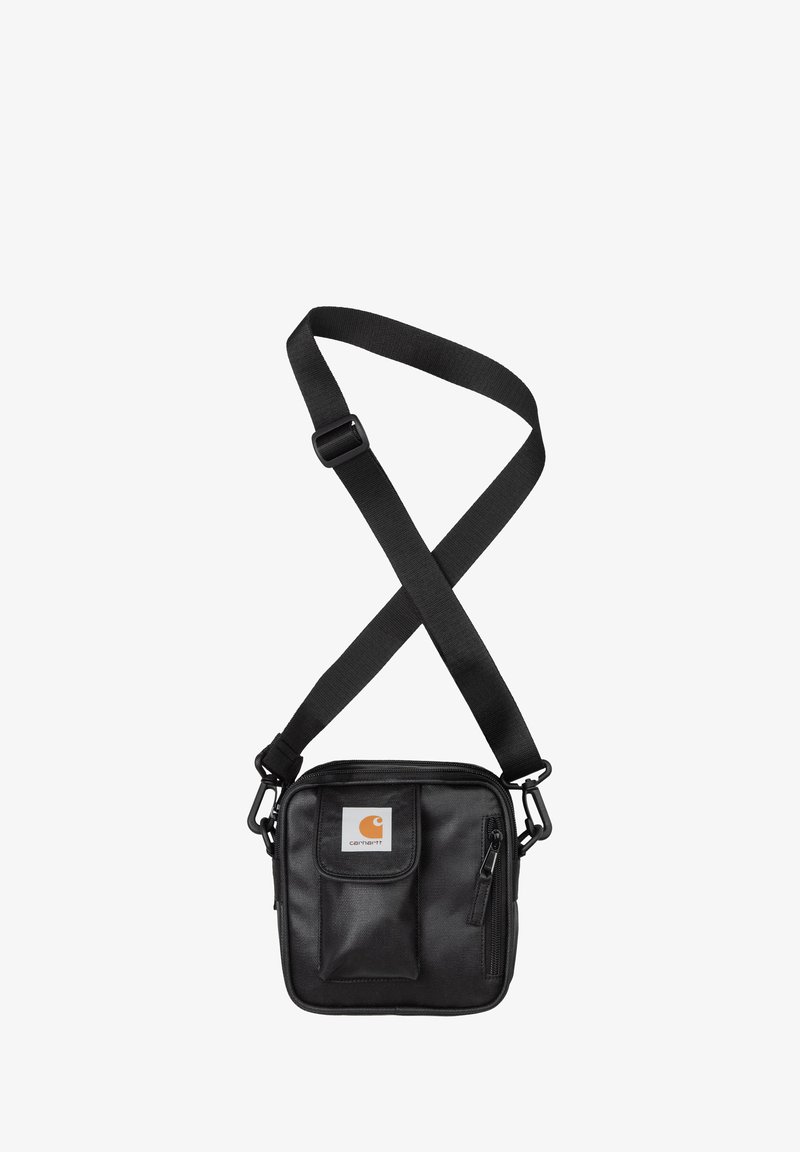 Borsa a tracolla nera realizzata in tessuto resistente, dotata di una tasca frontale con logo, chiusura con zip e tracolla regolabile. Forma rettangolare compatta.