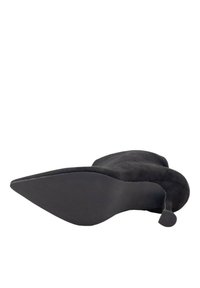 Zapato de tacón alto de ante negro con punta afilada y tacón delgado. La suela es lisa y plana, con un patrón texturizado.
