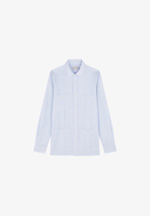 Camisa azul claro de manga larga con cuello puntiagudo y cuatro bolsillos delanteros con solapa.