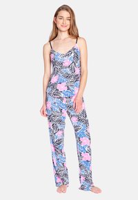 Conjunto de pijama floral con tirantes finos. Presenta hojas y flores en tonos rosa y azul sobre un fondo negro. Fabricado con una tela suave y ligera.