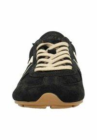 Zwarte suède sportschoen met beige veters en een rubberen zool. Heeft een gladde textuur en een gestroomlijnd silhouette met minimale accenten.