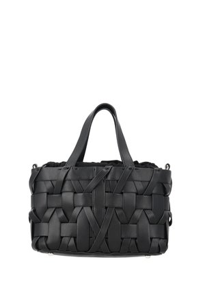 Fekete bőr kézitáska széles, fonott pántokkal, amelyek geometriai mintát alkotnak, dupla felső fogóval és összegyűrt szövet bélésbelsővel.