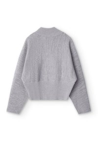 Lys grå strikket sweater med lange ærmer, rillet høj krave og bred rillet talje, vist fra bagsiden på hvid baggrund.