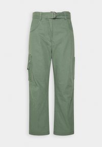 Calças cargo verdes feitas de uma mistura de algodão, com uma cintura cativada, bolsos laterais e um corte relaxado com um design de perna reta.