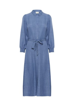 Vestido de camisa azul de chambray con mangas largas abullonadas, cierre de botones, un cinturón atado a la cintura y una silueta recta hasta la rodilla.