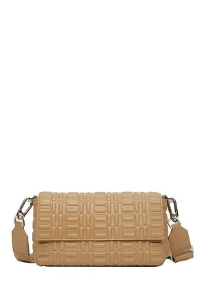 Sac à bandoulière rectangulaire beige avec motif géométrique embossé et bandoulière réglable avec fermoirs métalliques.