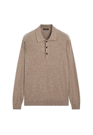 Brun langærmet strikket polo-sweater med tre sorte knapper og ribbede manchetter og kant, lagt fladt på en hvid baggrund.