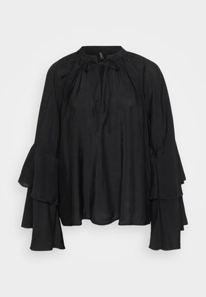 Svart lett bluse med høy hals, knyte-detalj og lagdelte, utsvingte ermer. Glatt stoff med en flytende, avslappet passform.
